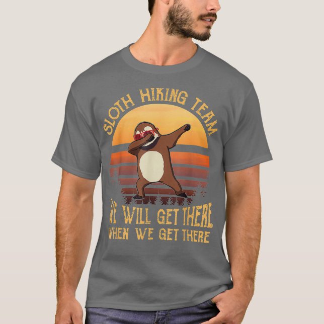 Sloth Hiking Team We Will Get There Funny T Shirt (Framsida)