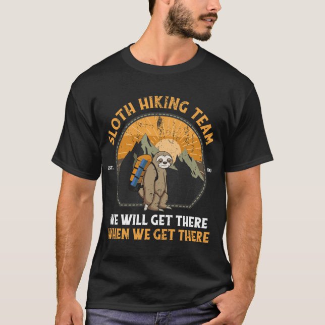 Sloth Hikingeam We Will Gethere When We Gethere fa T Shirt (Framsida)
