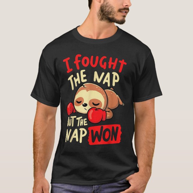 Sloth I Fought The Nap But The Nap Won  T Shirt (Framsida)