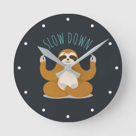 Sloth in Lotus Yoga Pose ’Slow Down’ Rund Klocka