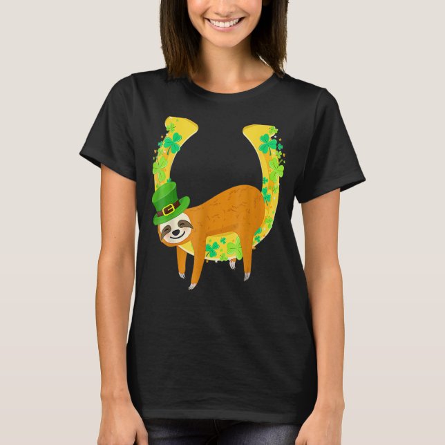 Sloth Napping on Leprechaun Horseshoe St Patrick's T Shirt (Framsida)