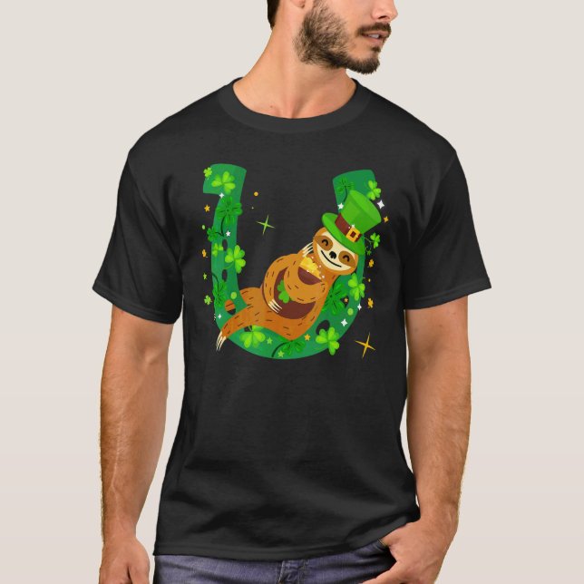 Sloth Napping on Shamrock Horseshoe St Patrick's D T Shirt (Framsida)