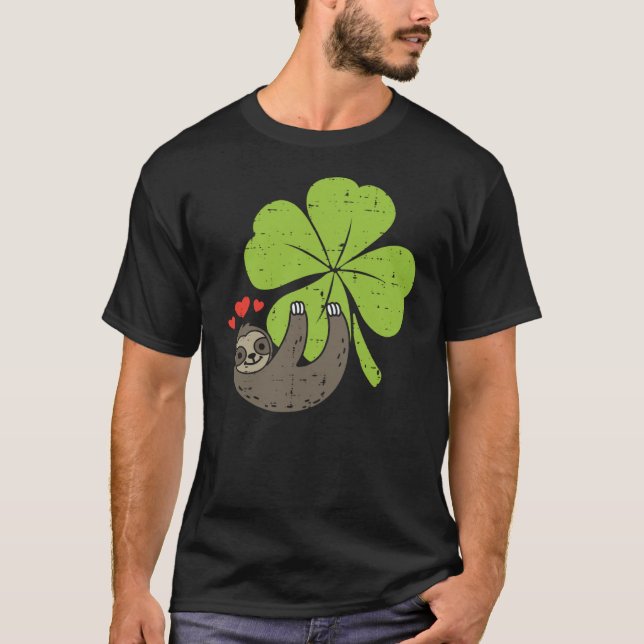Sloth On Shamrock Hearts Cute St Patricks Day Men  T Shirt (Framsida)