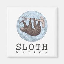 Sloth på Träd och Globe med Sloth Nation Text