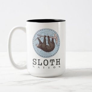 Sloth på Träd och Globe med Sloth Nation Text Två-Tonad Mugg