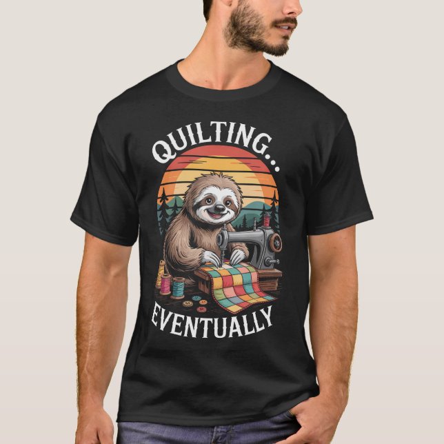 Sloth Quilting Eventually Funny Quilting T Shirt (Framsida)
