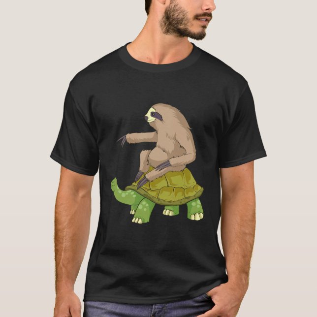 Sloth Riding A Turtle Funny Sloth T Shirt (Framsida)