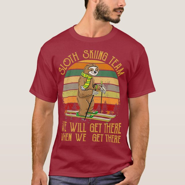 Sloth Skiing Team We Will Get There Retro Gift T Shirt (Framsida)