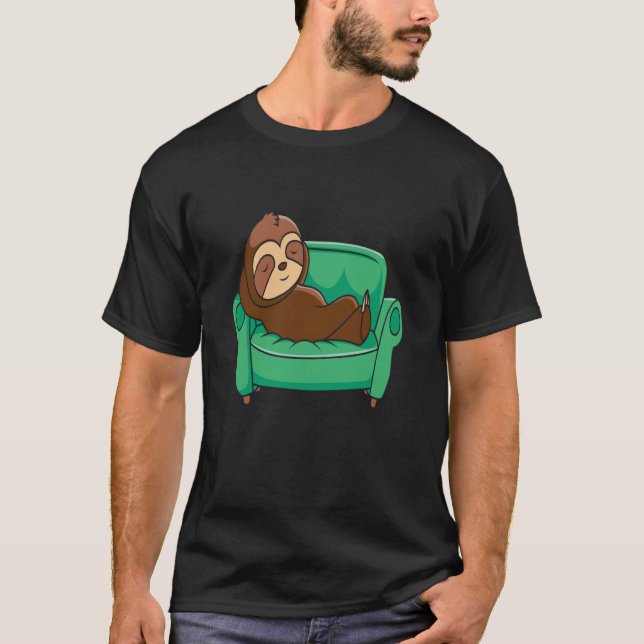 SLOTH SLOTH SLEEPING ON COUCH RELAX NAP REST T SHIRT (Framsida)