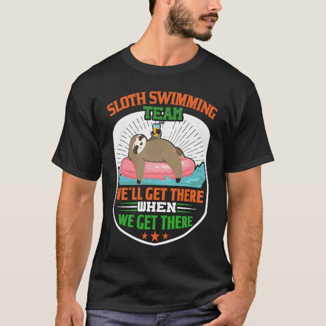 Sloth Swimming Team  Funny Lazy Sloth floating on  T Shirt (Framsida)