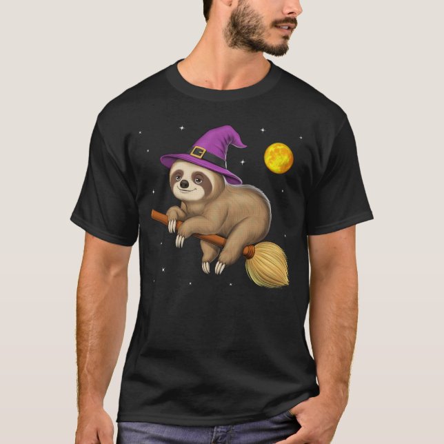 Sloth Witch Riding Broom T Shirt (Framsida)