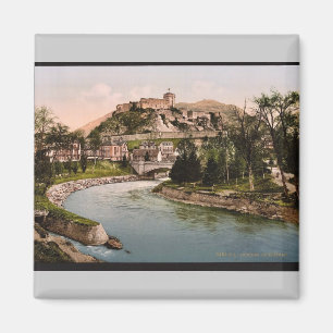 Slott och flod, Lourdes, Pyrenees, frankrikevintag Magnet