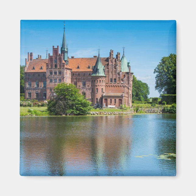 Slottet Egeskov vid en damm Magnet (Framsidan)