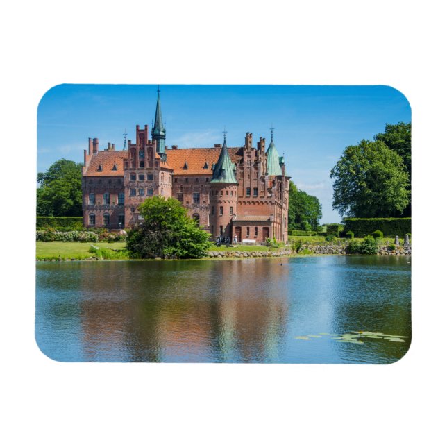 Slottet Egeskov vid en damm Magnet (Horisontell)