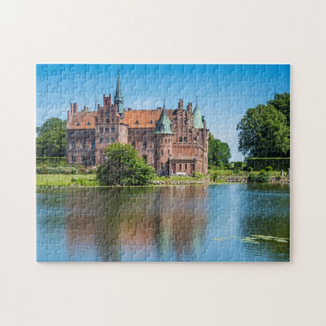 Slottet Egeskov vid en damm Pussel (Horisontell)