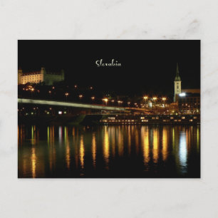 Slovakien, på natten, ett vackert cityscape-foto vykort