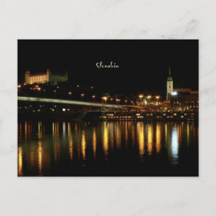 Slovakien, på natten, ett vackert cityscape-foto vykort