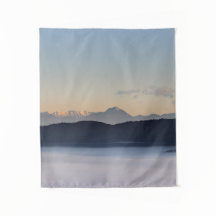Slovenska berg och morgondimma i dalen