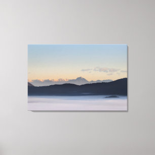Slovenska berg och morgondimma i dalen canvastryck