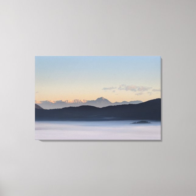 Slovenska berg och morgondimma i dalen canvastryck (Framsida)