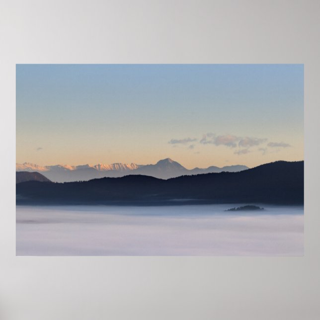 Slovenska berg och morgondimma i dalen poster (Framsidan)