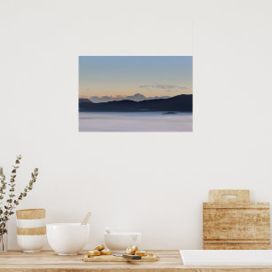 Slovenska berg och morgondimma i dalen poster
