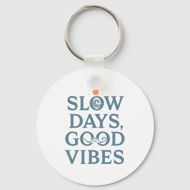 "Slow Days, Good Vibes" Minimalist Quote Nyckelring (Framsida)
