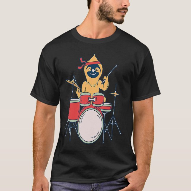 Slow Drummer Sloth Heavy Metall som säger Doom Met T Shirt (Framsida)