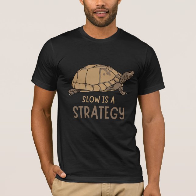 Slow Is a Strategy – Minimal Turtle Quote Design T Shirt (Framsida)
