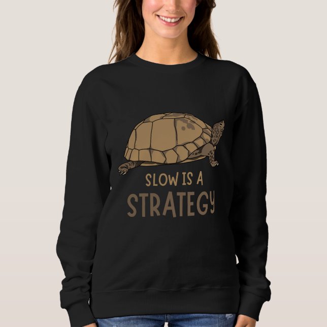 Slow Is a Strategy – Minimal Turtle Quote Design T Shirt (Framsida)