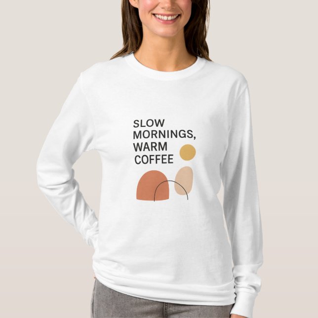 Slow Mornings Warm Coffee Aesthetic T Shirt (Framsida)