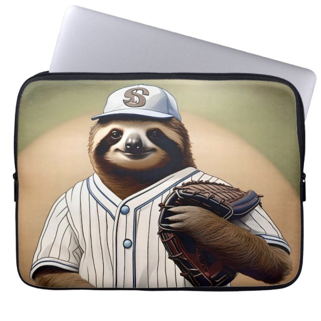 "Slugger Sloth: Slow and Steady at the Plate" Laptop Fodral (Framsidan)