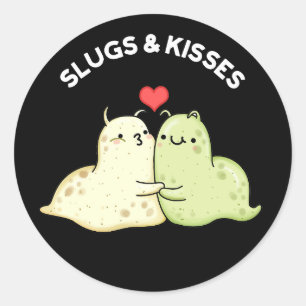Slugs och Kisses Funny Slug Pun Mörk BG Runt Klistermärke