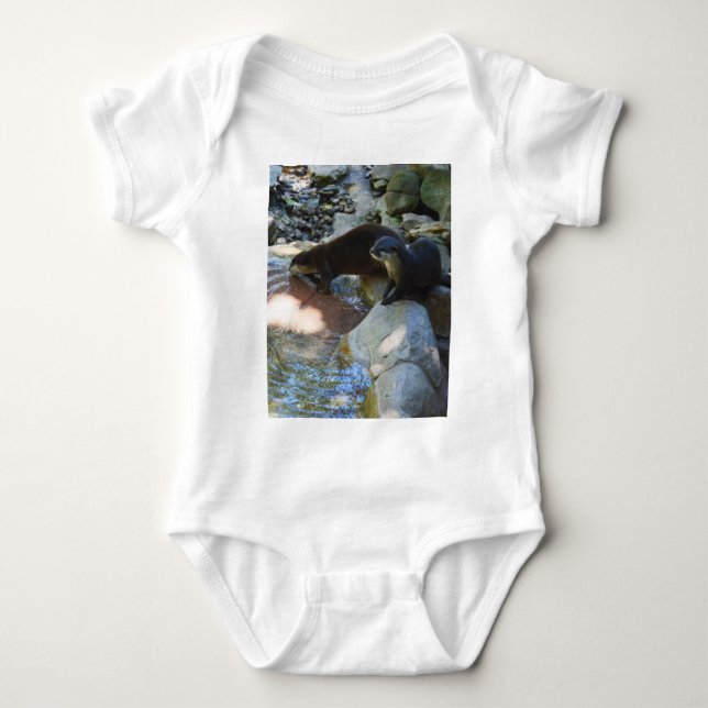 **"Slurk vid strömmen: Uttrar dricker från floden  T Shirt (Framsida)