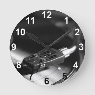 Sluss: Vinylpost på ett bord. Vintage tema Rund Klocka