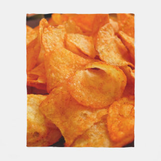 Slut på juicy, krispy, chip på svart tallrik. fleecefilt