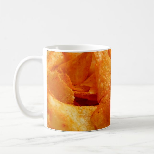 Slut på juicy, krispy, chip på svart tallrik. kaffemugg (Vänster)