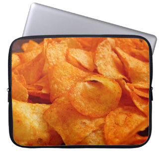 Slut på juicy, krispy, chip på svart tallrik. laptop fodral