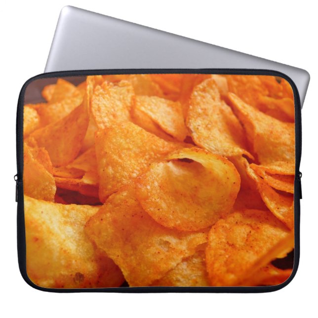 Slut på juicy, krispy, chip på svart tallrik. laptop fodral (Framsidan)