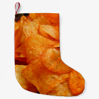 Slut på juicy, krispy, chip på svart tallrik. liten julstrumpa