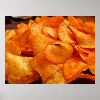 Slut på juicy, krispy, chip på svart tallrik. poster