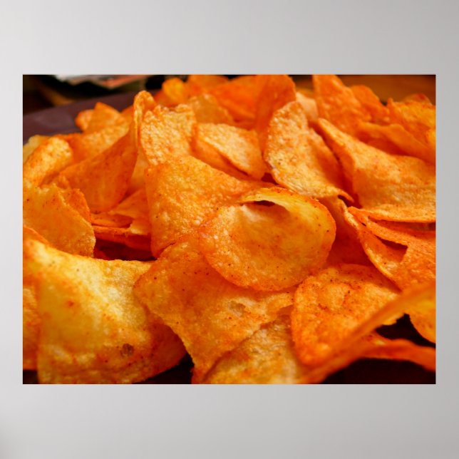 Slut på juicy, krispy, chip på svart tallrik. poster (Framsidan)
