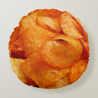 Slut på juicy, krispy, chip på svart tallrik. rund kudde