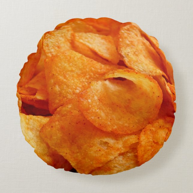 Slut på juicy, krispy, chip på svart tallrik. rund kudde (Framsidan)