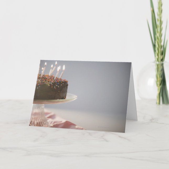 Slut upp av chokladfödelsedagtårtan med kort (Framsida)