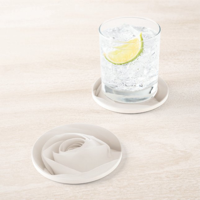 Slut upp av vit rosPetals Underlägg (Sidan)