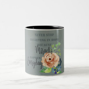 SLUTA ALDRIG ATT TRO I HOPE MIRACLES VARJE DAG Två-Tonad MUGG