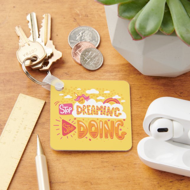 Sluta drömma, börja göra Blek Gult Metall Nyckelring (Skrivbord)