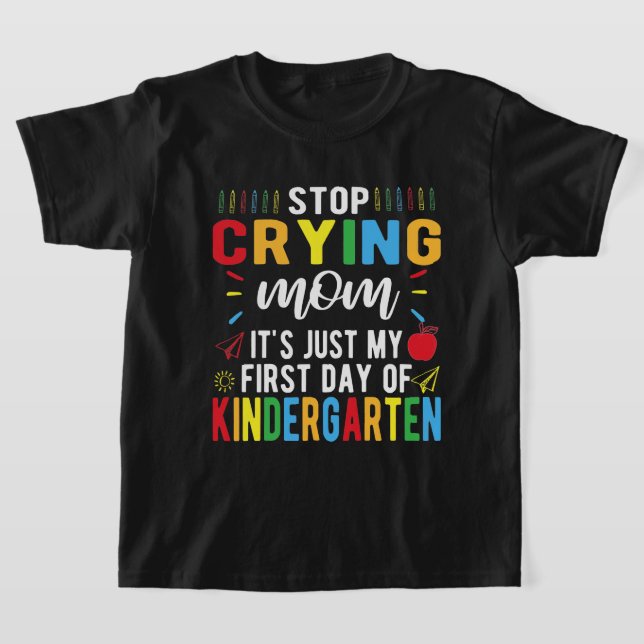 Sluta Gråta Mamma min första dag i Kindergarten T Shirt (Laydown)