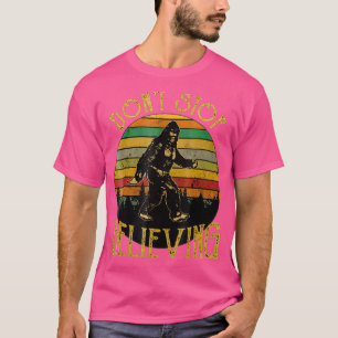 Sluta tro Bigfoot T Shirt Gift för manar